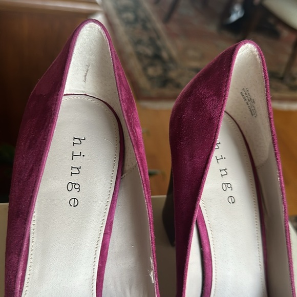 Hinge Burgundy Suede Mallory-Lea pumps, never worn! 9 - Picture 6 of 10